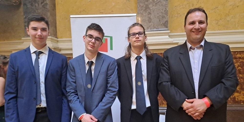 Négy verseghys diák a Kosáry döntőjén