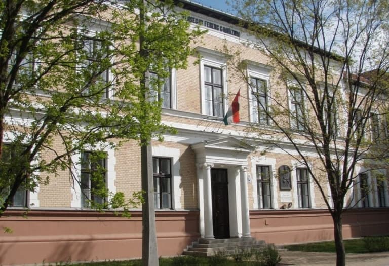 A Verseghy Ferenc Gimnázium 2025/26. tanévre szóló felvételi tájékoztatója